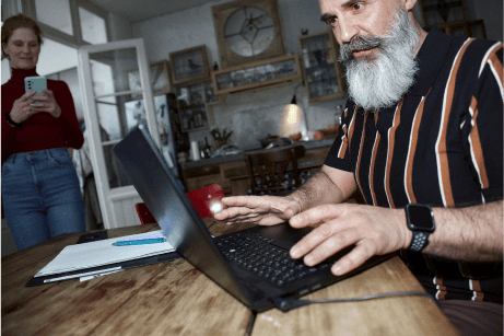 oldman using laptop